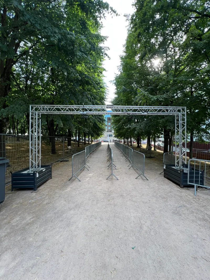 Arche de comptage Datacam avec barrières de guidage dans une allée arborée