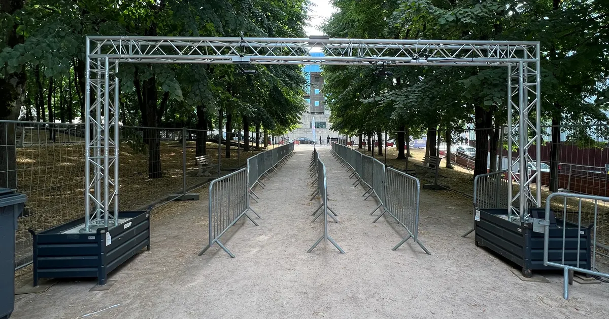 Arche de comptage équipée de caméras en hauteur, avec couloir de barrières de guidage